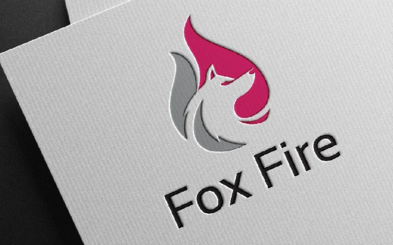 Modèle de logo d'espace négatif d'animal sauvage de renard de flamme de feu chaud