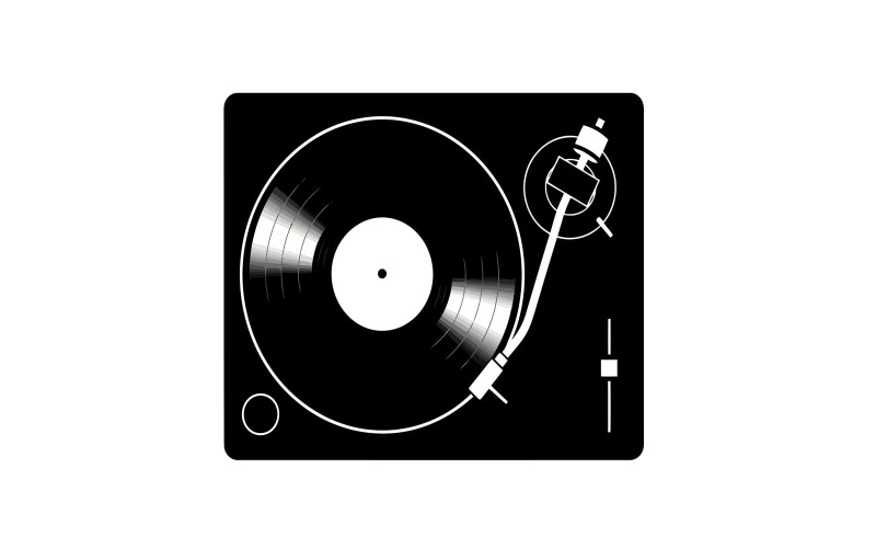 Beyaz arka plan üzerinde izole edilmiş, modern bir pikap üzerinde dönen vintage vinil plak ve ton kolu iğnesi.