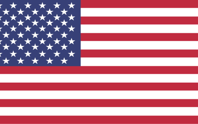 Amerikan bayrağının yakın çekim fotoğrafı; yıldızlar ve çizgiler vatanseverliği, özgürlüğü ve ulusal gururu simgeliyor.