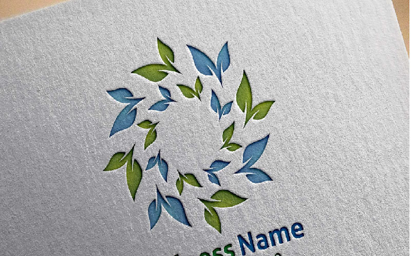 Naturligt grönt träd med ekologibladkoncept 5-logotypmall